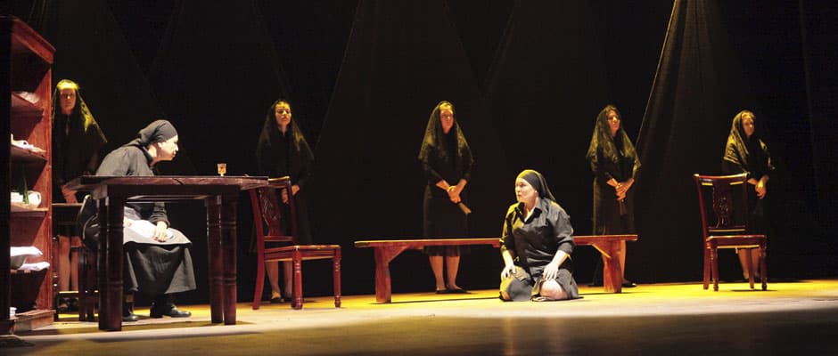 Escena teatral con varios actores en el escenario del Teatro del Andamio