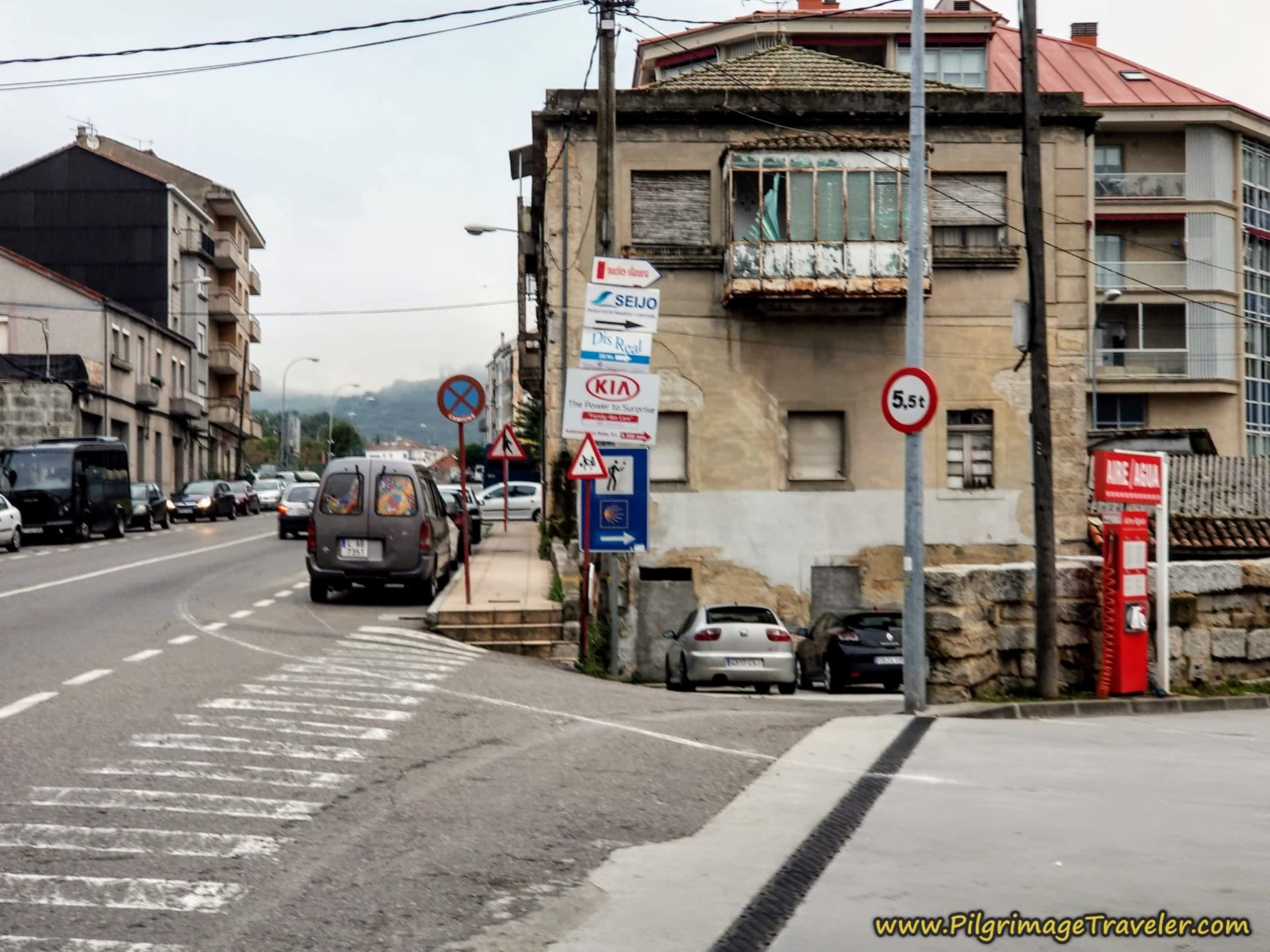 Vista de la Avenida de Santiago con edificios residenciales y un vehículo