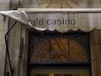 Entrada del Café Casino con toldo y letrero