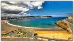 Amplia vista de las playas de Riazor y Orzán con la ciudad al fondo
