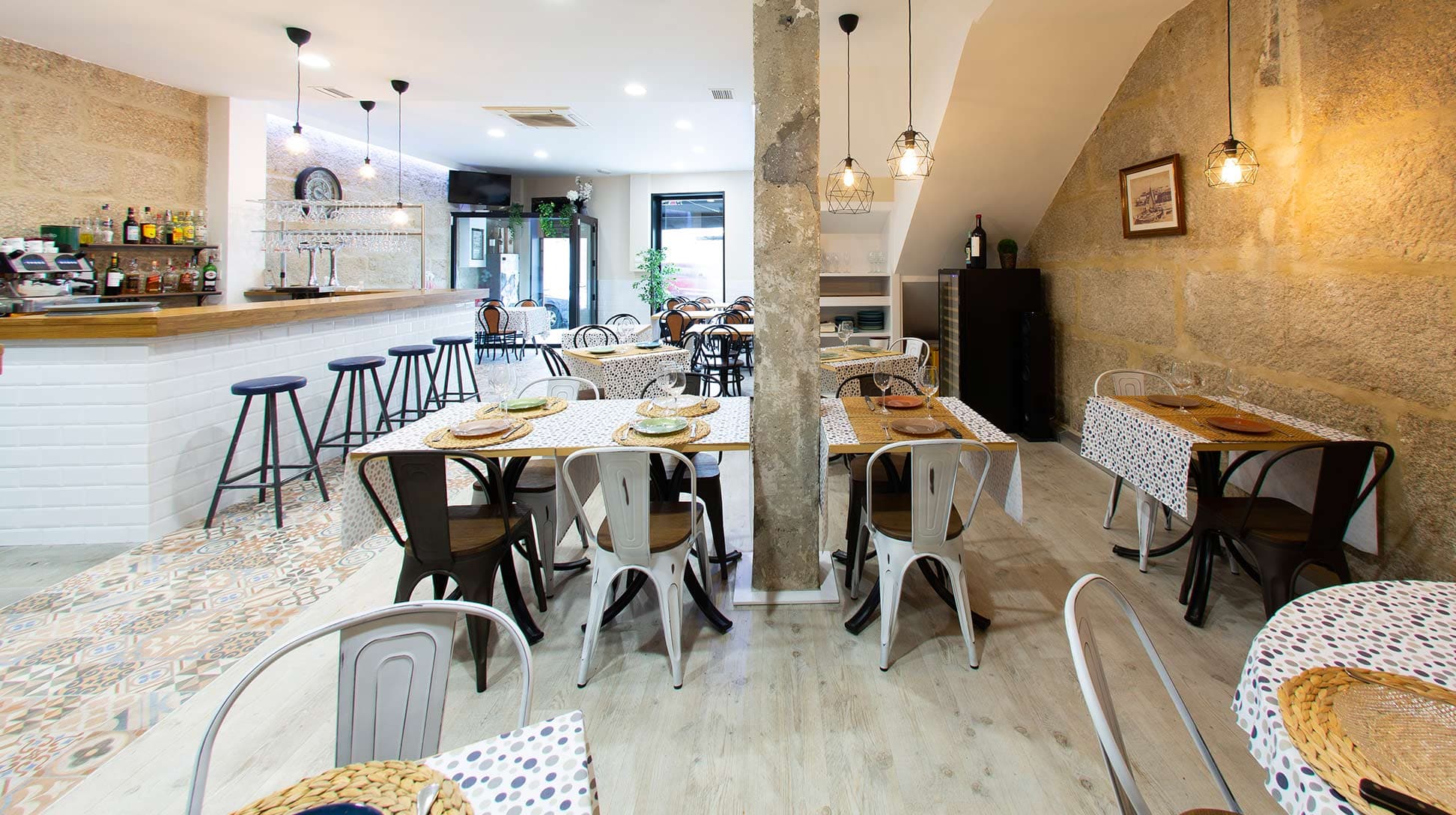 Interior moderno del restaurante As Cunchas con mesas y barra
