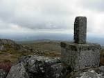 Hito de piedra en la cima de la Serra da Martiñá