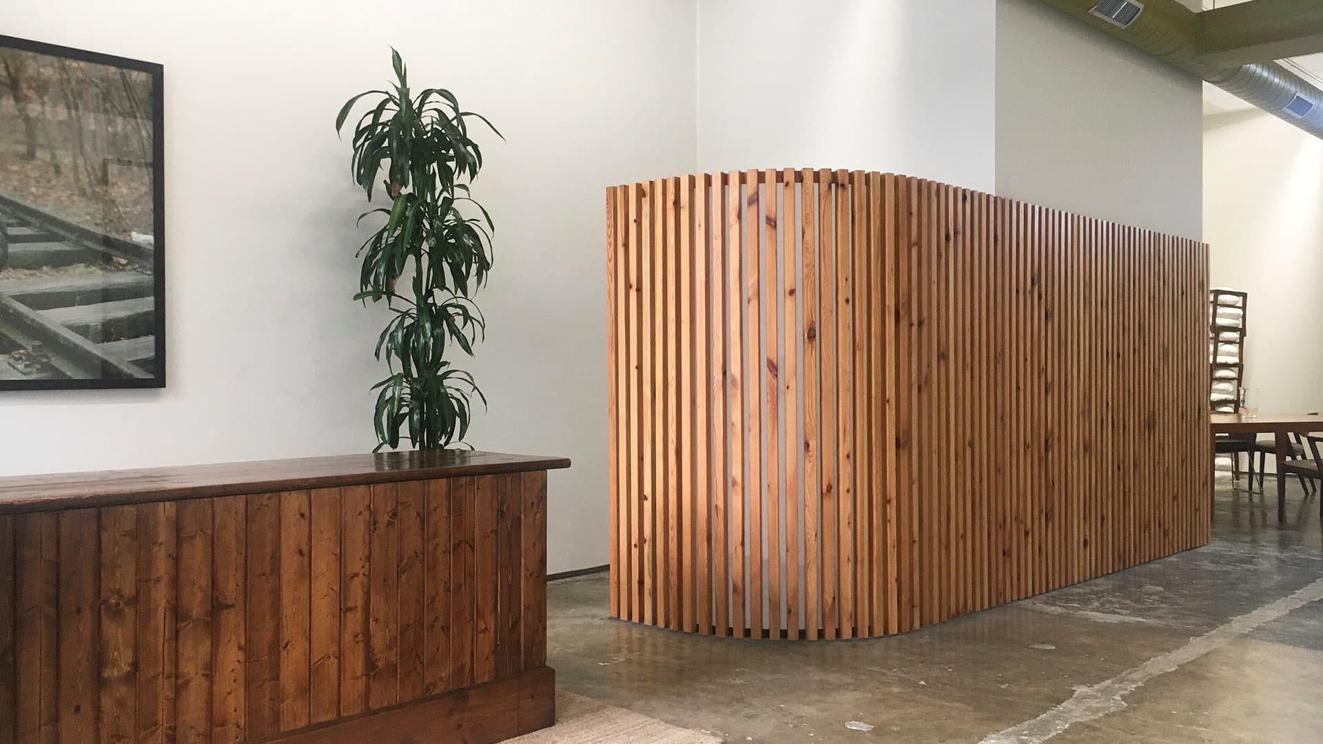 Interior moderno del espacio MUTA con elementos de madera y planta