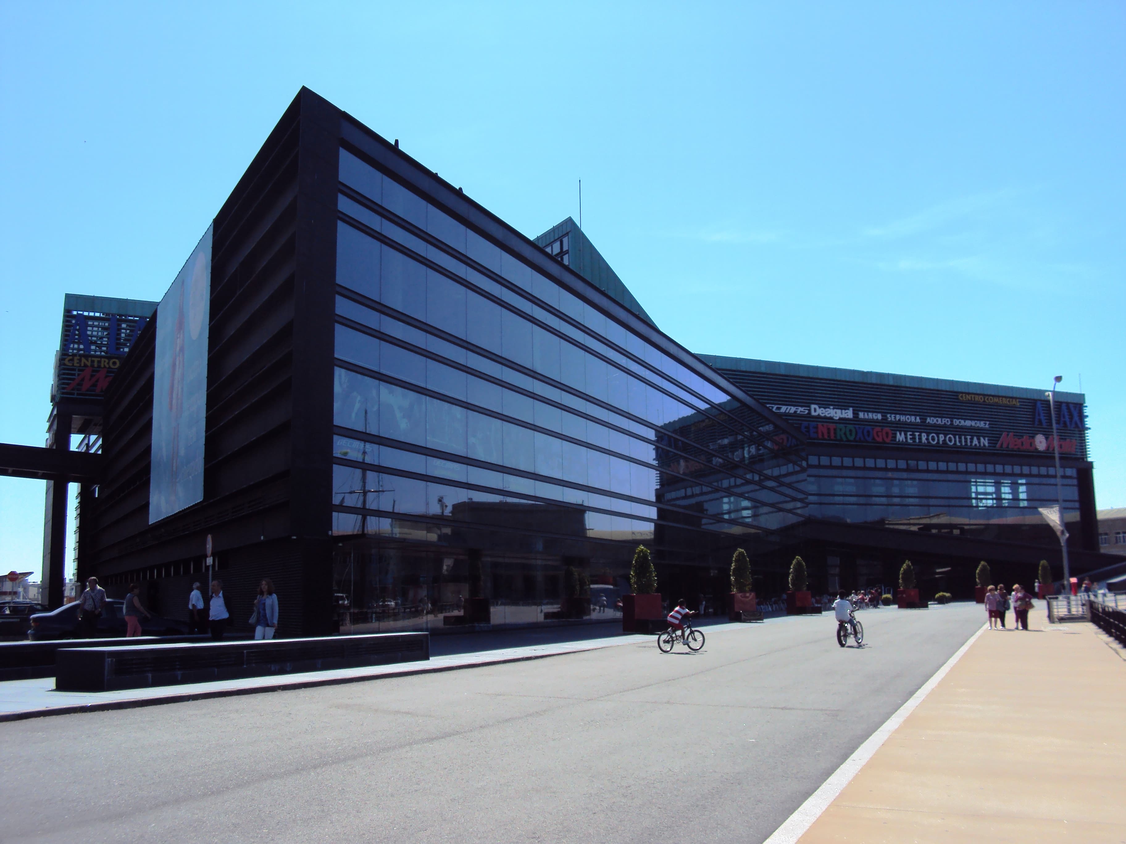 Vista exterior diurna del Centro Comercial A Laxe con su fachada moderna