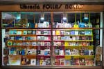 Fachada exterior de la Librería Follas Novas con escaparate lleno de libros
