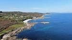 Vista aérea de la costa rocosa y playas de Isla de Ons