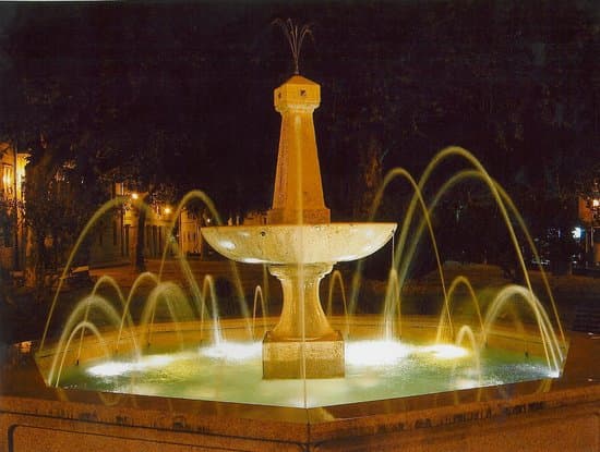 Fuente central iluminada en la Alameda de Ponte Caldelas