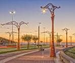 Farolas ornamentadas iluminando el Paseo Marítimo de A Coruña al anochecer