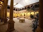 Patio central del hotel con mesas para eventos y arquitectura histórica