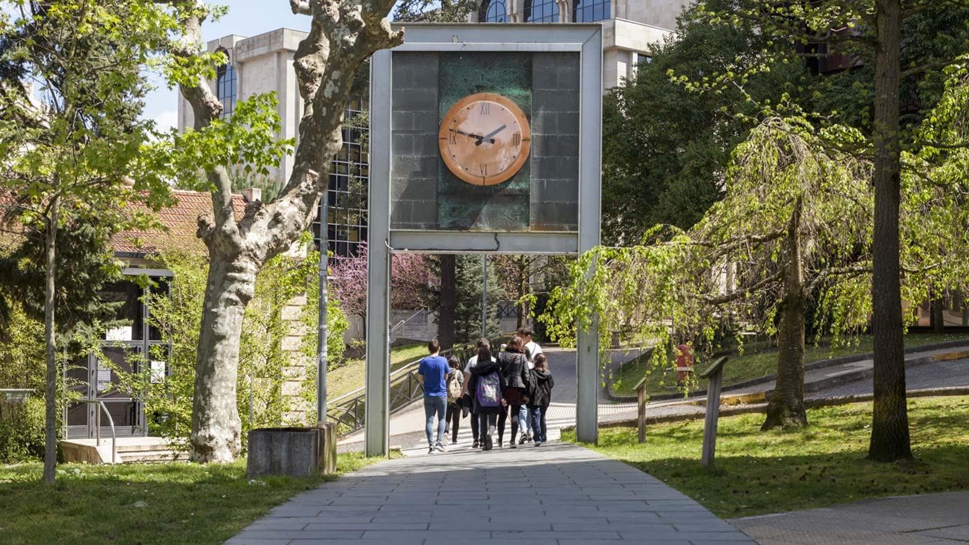 Entrada principal del Campus Auga con estructura moderna y arbolado