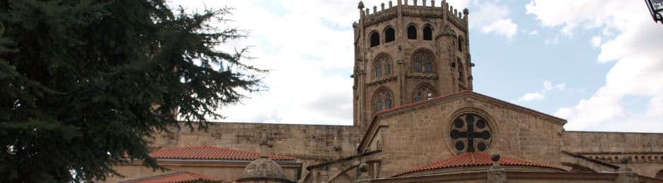 Vista exterior de la fachada del edificio con torreón