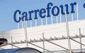 Vista exterior del Hipermercado Carrefour Lugo con su cartel identificativo