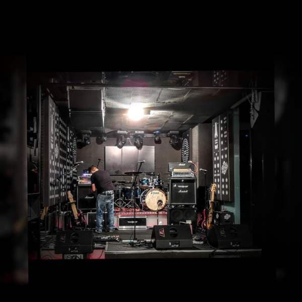 Escenario de la Sala Malavida con instrumentos y equipo de sonido