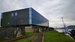 Vista exterior de la moderna Casa do Mar de Ferrol junto al mar
