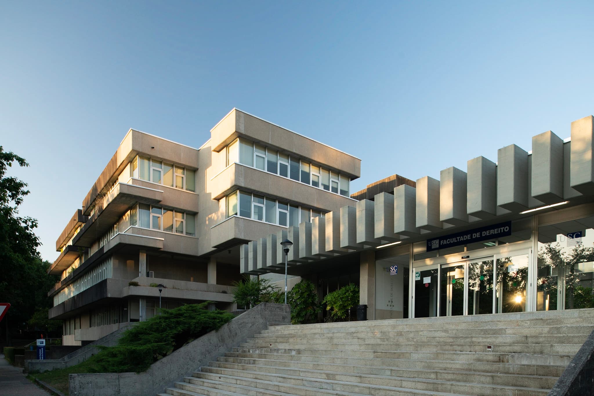 Vista exterior de la moderna Facultad de Derecho de la USC