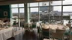 Salón interior del restaurante con vistas panorámicas a la marina