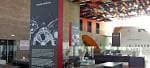 Interior del museo con exposiciones y elementos de gran tamaño