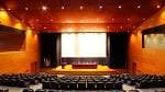 Auditorio principal de la Sede Afundación Vigo con escenario y butacas