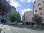 Calle Pintor Laxeiro con edificios residenciales y árboles