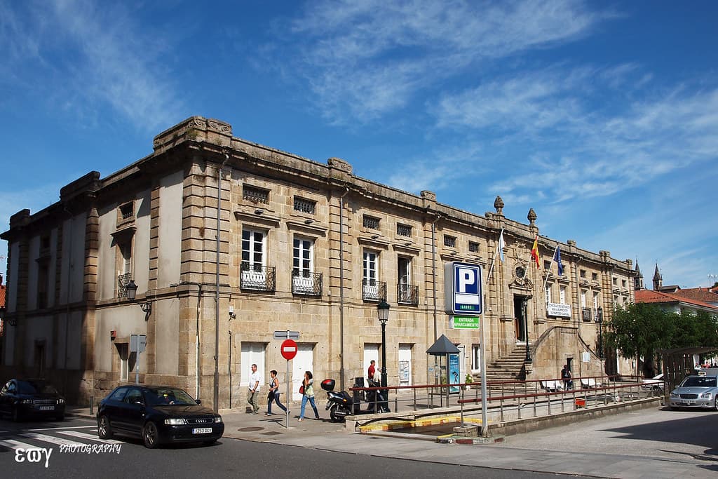 Vista exterior del Edificio Archivo (Liceo) en Betanzos