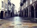 Calle porticada de piedra en el casco antiguo de Santiago de Compostela