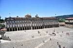 Vista elevada de la Plaza del Obradoiro con el Pazo de Raxoi