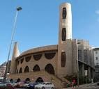 Exterior de un edificio moderno con diseño circular y torres, adecuado para eventos