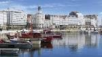 Vista del puerto de A Coruña con barcos y edificios de O Parrote