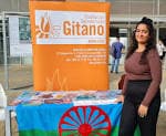Stand promocional de la Fundación Secretariado Gitano con bandera romaní