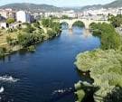 Vista del río Miño y el Puente Romano con el paisaje urbano de Ourense