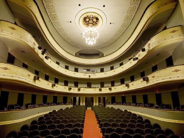 Interior del auditorio con vista general de butacas y palcos