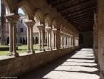 Claustro del Convento de San Francisco con arcos y columnas