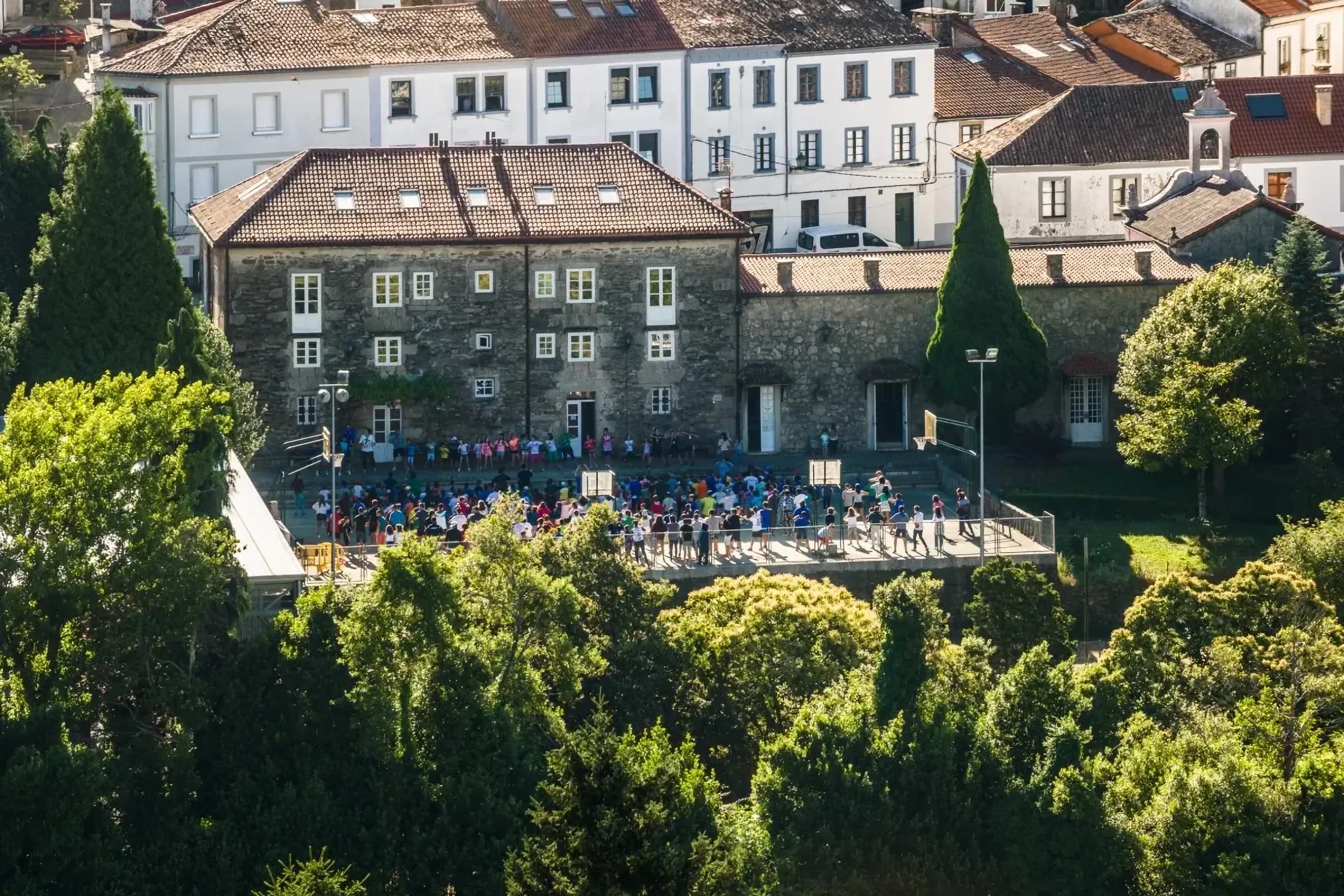 Vista aérea del Centro Don Bosco en Santiago de Compostela, mostrando el complejo de edificios y áreas verdes.
