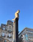 Estatua del Sireno en Porta do Sol con edificios históricos al fondo