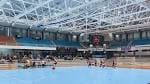 Interior del pabellón polideportivo con actividad deportiva en la cancha