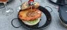 Plato de hamburguesa con bandera pirata en Chiringuito O Pirata
