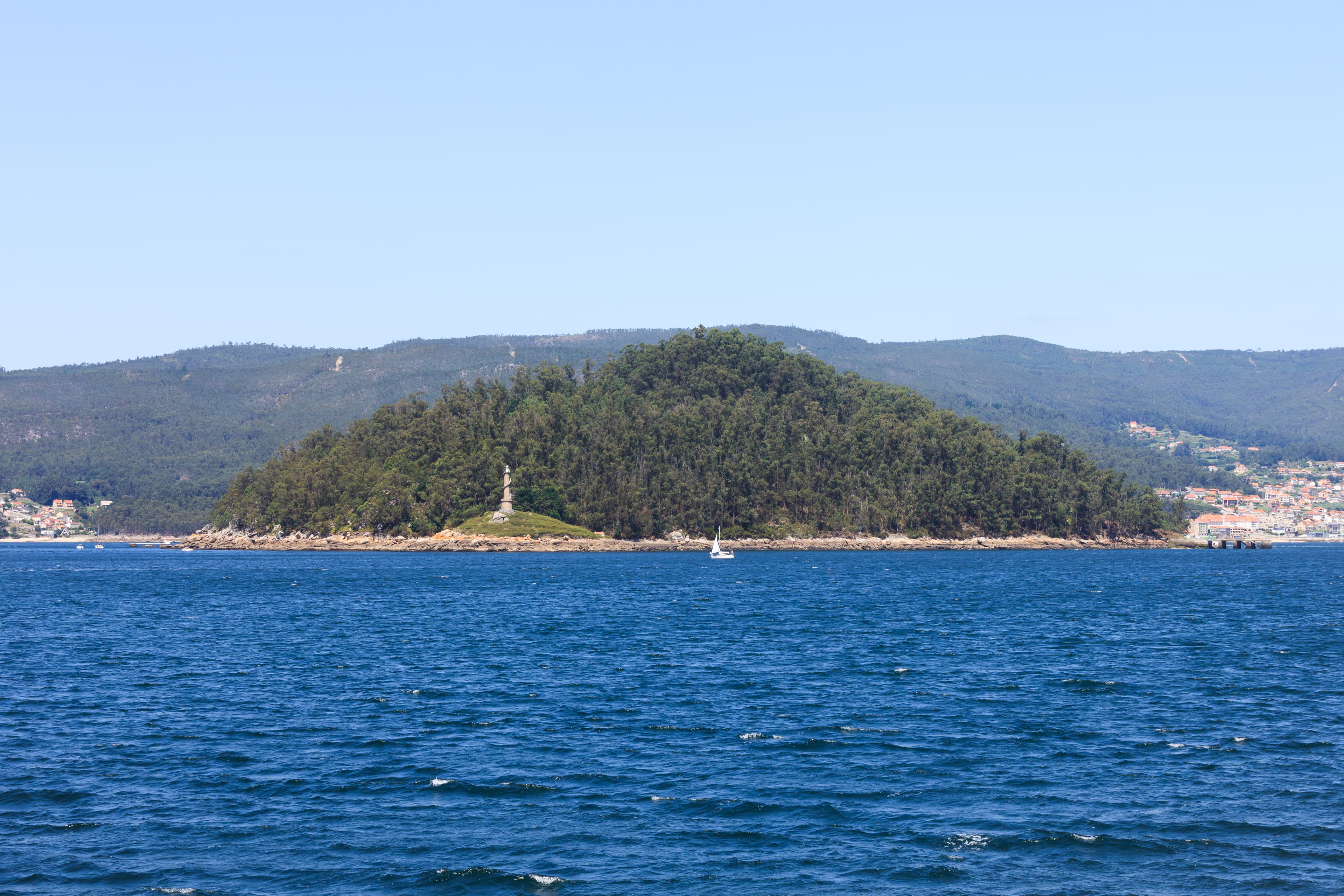Vista panorámica de la Illa de Tambo desde el mar en un día soleado