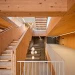 Interior moderno con escaleras de madera en la Sede Institucional de la Universidad de Vigo