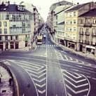 Vista elevada de la Avenida da Coruña con intersección y edificios