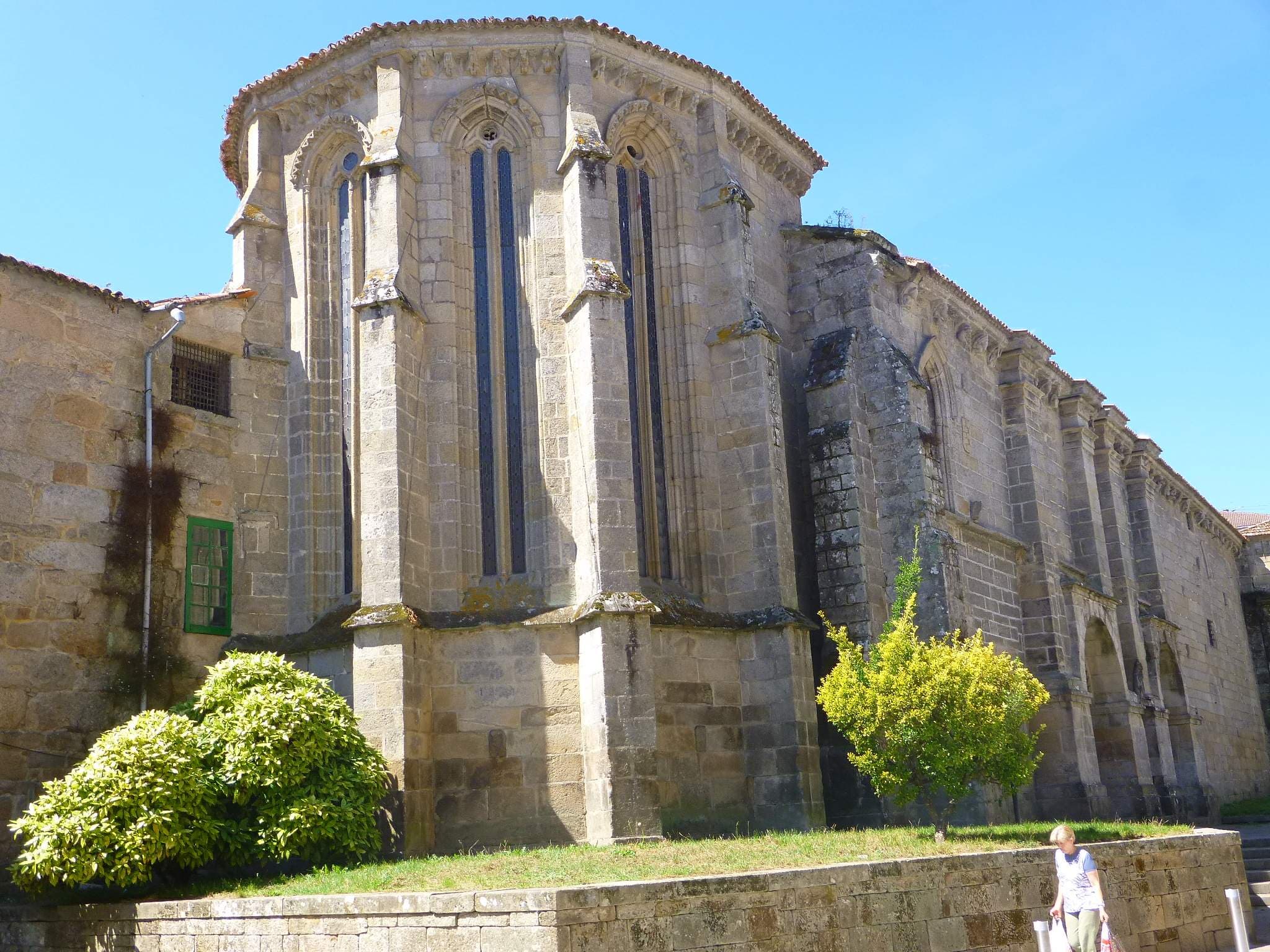Vista exterior del ábside y lateral del Convento de Santa Clara