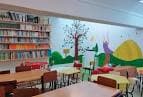 Biblioteca escolar con estanterías y zona de lectura