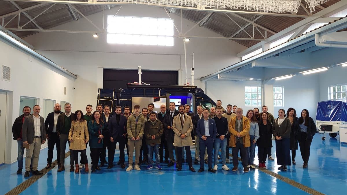 Grupo de personas en un amplio espacio moderno con suelo azul