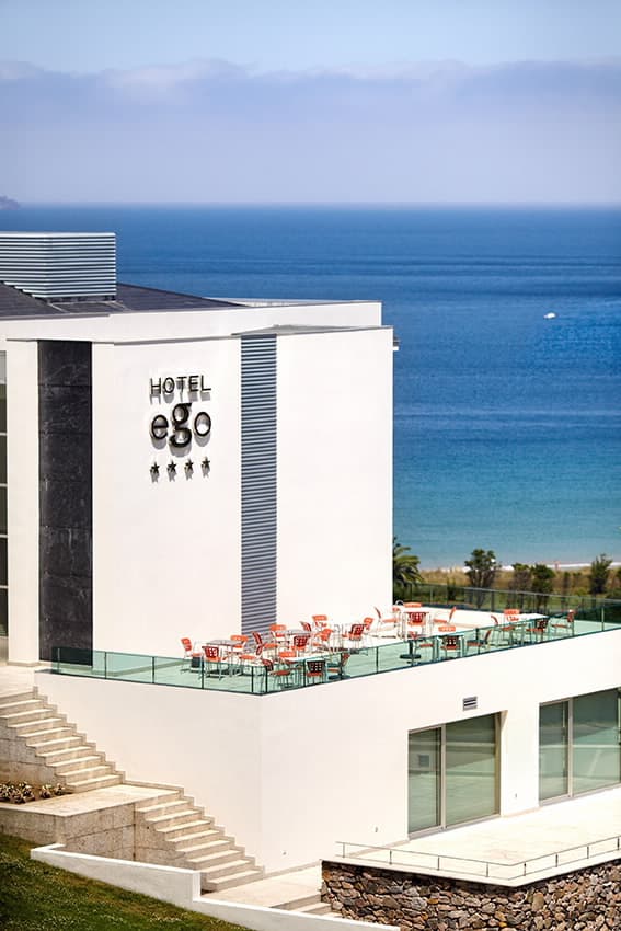 Hotel Ego en Viveiro con escalera de acceso y vistas al mar