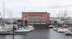 Vista del edificio anexo del Real Club Náutico de La Coruña y el puerto deportivo.
