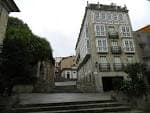 Edificio histórico con balcones en el casco antiguo de Ourense