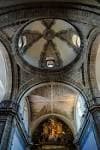 Detalle arquitectónico del techo abovedado y la cúpula interior de la iglesia