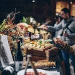 Mesa de buffet con variedad de alimentos durante un evento
