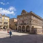Plaza Mayor de Ourense con el edificio del Concello y personas