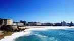 Vista panorámica de la playa de Riazor y la ciudad de A Coruña desde el Paseo Marítimo