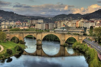 Vista del Puente del Burgo sobre el río Lérez en Pontevedra al atardecer